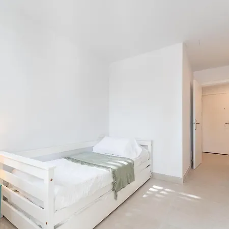 Renovated 2 Bedroom 5 Min Walk To The *