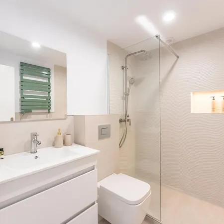 Apartment Renovated 2 Bedroom 5 Min Walk To The Marbella