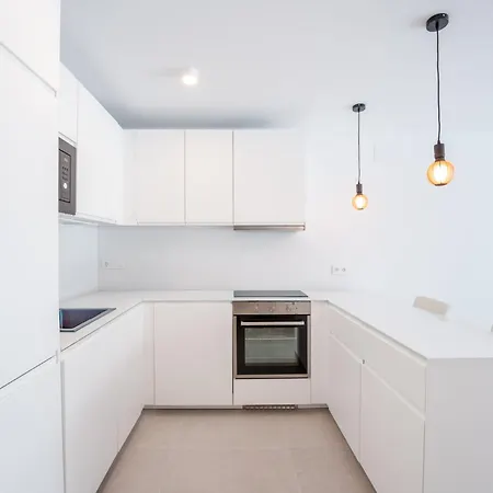 Apartment Renovated 2 Bedroom 5 Min Walk To The *