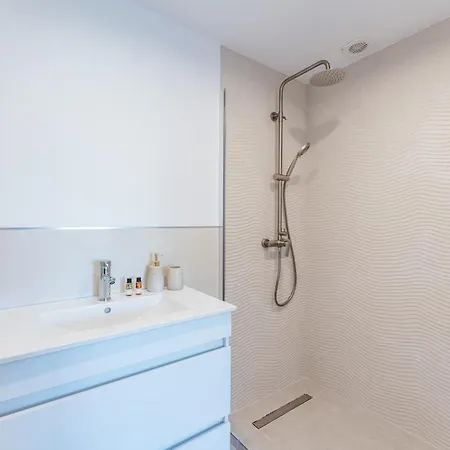 Renovated 2 Bedroom 5 Min Walk To The Apartment *