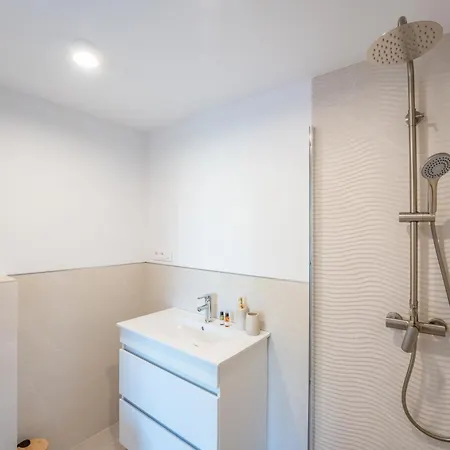 Renovated 2 Bedroom 5 Min Walk To The Apartman *