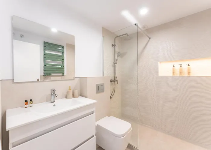 Apartment Renovated 2 Bedroom 5 Min Walk To The Marbella