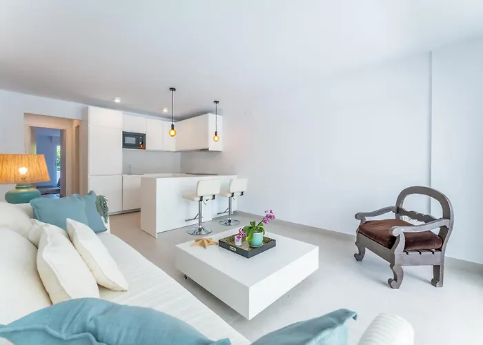 Renovated 2 Bedroom 5 Min Walk To The * Marbella