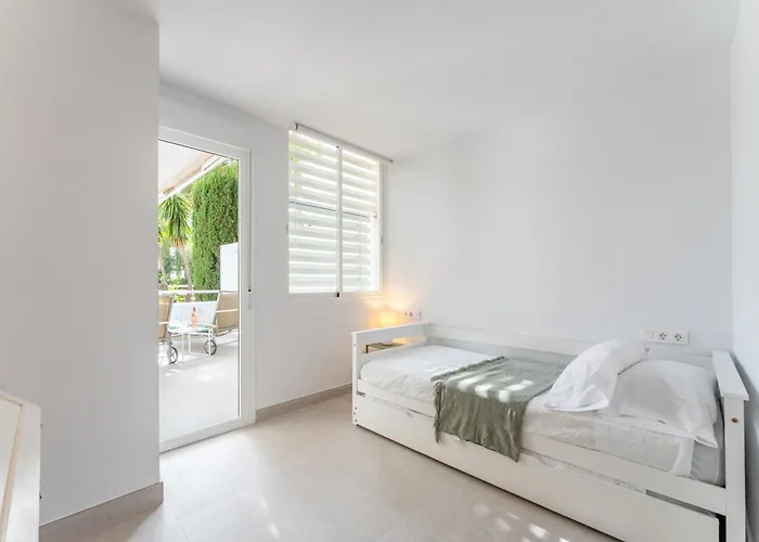 Renovated 2 Bedroom 5 Min Walk To The Appartamento Marbella