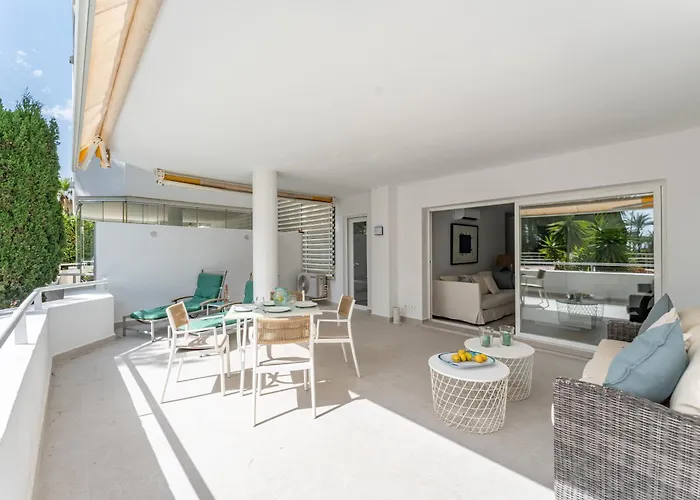 Renovated 2 Bedroom 5 Min Walk To The