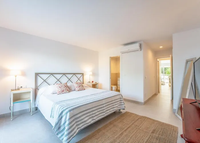 Renovated 2 Bedroom 5 Min Walk To The