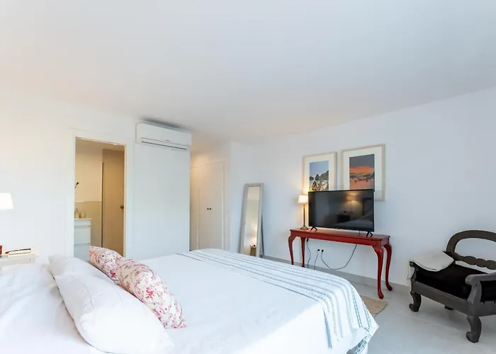 Renovated 2 Bedroom 5 Min Walk To The Apartment Marbella