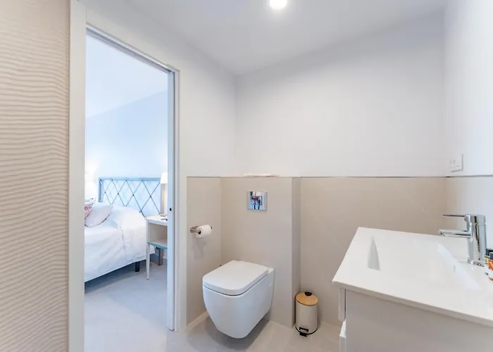 Apartment Renovated 2 Bedroom 5 Min Walk To The *