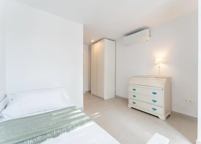 Renovated 2 Bedroom 5 Min Walk To The Apartment