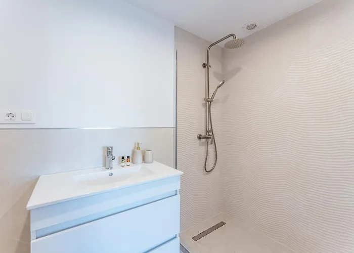 Renovated 2 Bedroom 5 Min Walk To The Appartamento *