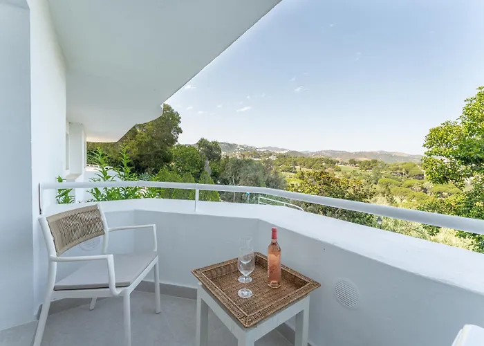 Renovated 2 Bedroom 5 Min Walk To The *