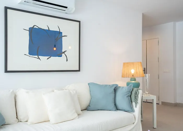 Renovated 2 Bedroom 5 Min Walk To The Apartment *