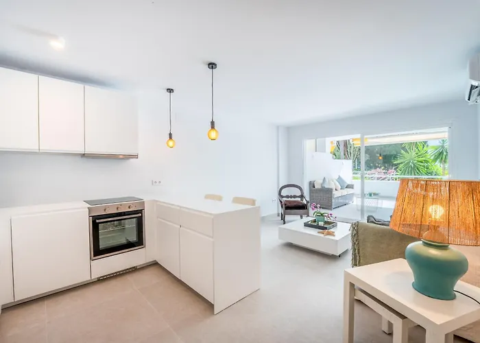 Renovated 2 Bedroom 5 Min Walk To The *