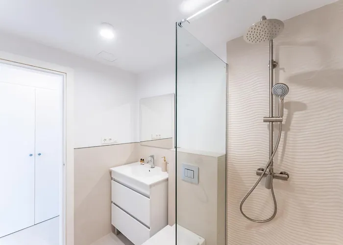 Renovated 2 Bedroom 5 Min Walk To The Marbella