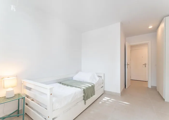 Renovated 2 Bedroom 5 Min Walk To The *