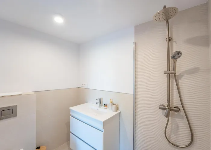 Renovated 2 Bedroom 5 Min Walk To The Apartment *
