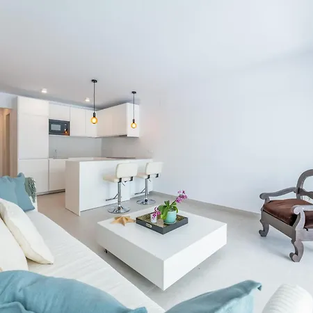 Renovated 2 Bedroom 5 Min Walk To The * ماربيا