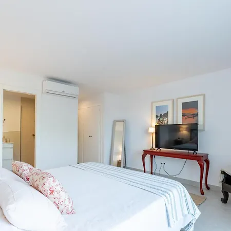 Renovated 2 Bedroom 5 Min Walk To The شقة ماربيا