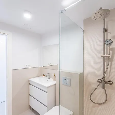 Renovated 2 Bedroom 5 Min Walk To The ماربيا