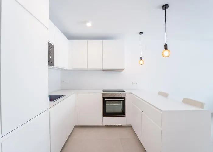 Apartament Renovated 2 Bedroom 5 Min Walk To The *