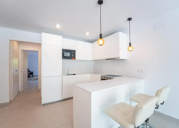 Renovated 2 Bedroom 5 Min Walk To The Marbella